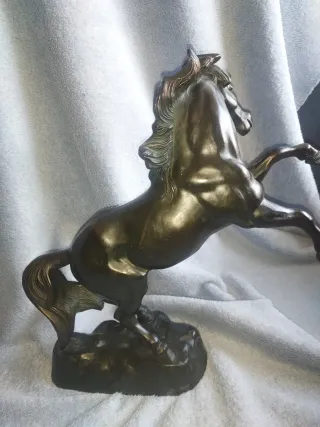 Bonita Escultura de caballo en bronce