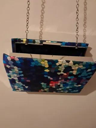 Bolso de mano multicolor con cadena
