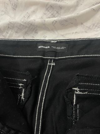 Pantalón vaquero negro con pespuntes blancos