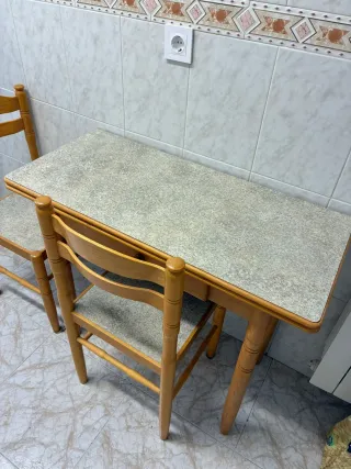 Mesa de cocina y 2 sillas SOLO HASTA FINAL DE MES.