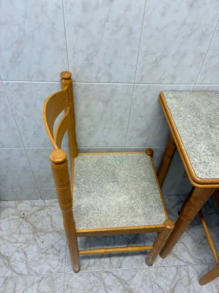 Mesa de cocina y 2 sillas SOLO HASTA FINAL DE MES.