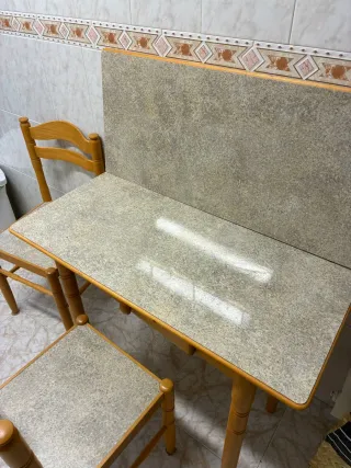 Mesa de cocina y 2 sillas SOLO HASTA FINAL DE MES.