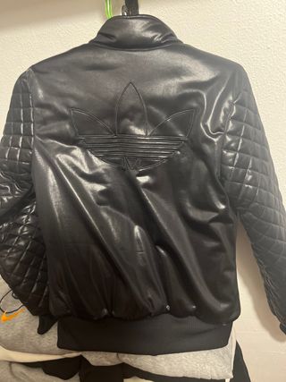 Chaqueta Adidas acolchada negra y rosa
