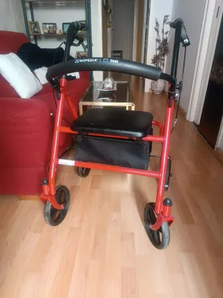 Andador con asiento y ruedas. Esta en S.Andreu Bcn