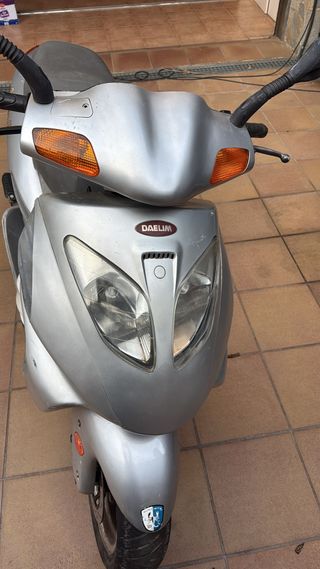 Scooter Daelim 125cc Plata