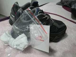 New Balance 9060 Gris y Azul, talla 27.