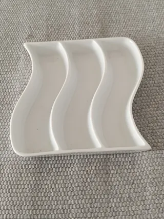 Prato de Aperitivos Branco com Divisórias Ondulada