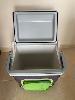 Nevera portátil con asa y bolsillos