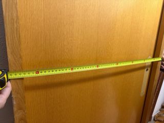 Puerta maciza de madera con marco