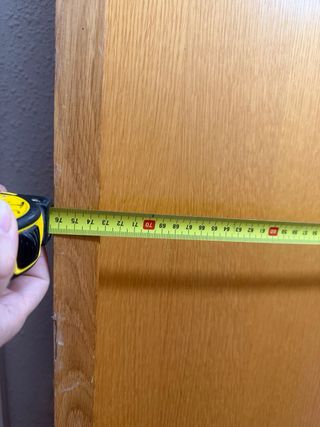 Puerta maciza de madera con marco