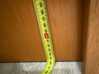 Puerta maciza de madera con marco