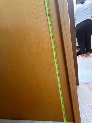 Puerta maciza de madera con marco