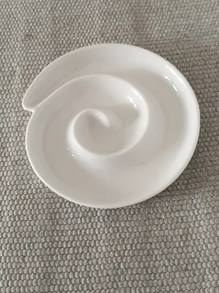 Prato de aperitivos branco em espiral