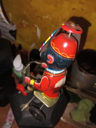 Juguete de hojalata mono triciclo