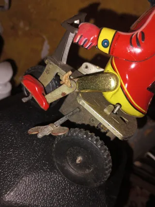 Juguete de hojalata mono triciclo