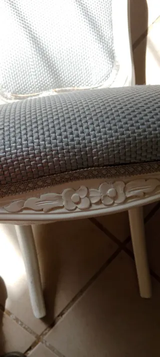 Sillas de comedor tapizadas.