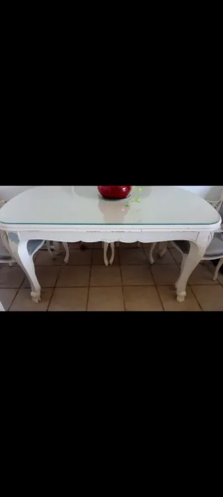 Sillas de comedor tapizadas.