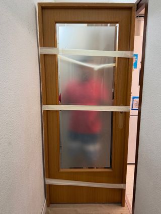 Puerta de madera con cristal