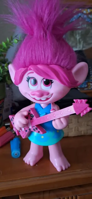 Muñeca Troll Musical con Guitarra Rosa