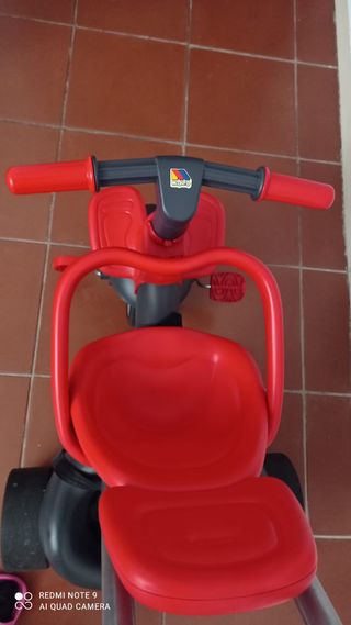 Triciclo infantil con empujador rojo