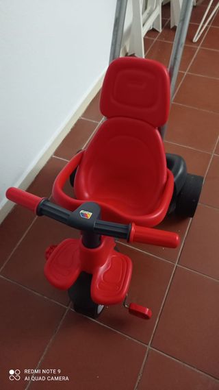 Triciclo infantil con empujador rojo