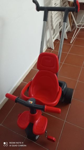 Triciclo infantil con empujador rojo
