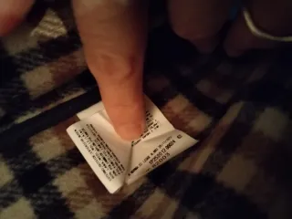 Abrigo paño con capucha y forro cuadros.