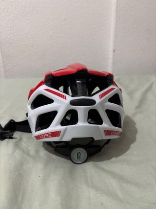 Casco de bicicleta rojo