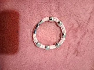 PRECIO NEGOCIABLE  Pulsera elástica con cuentas pl