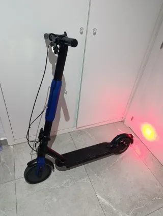 Patinete Eléctrico Azul y Negro