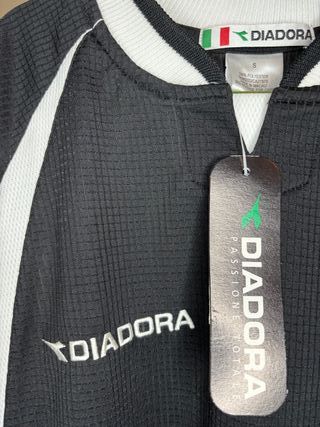 Camiseta Diadora Blokecore Fútbol 90s con etiqueta