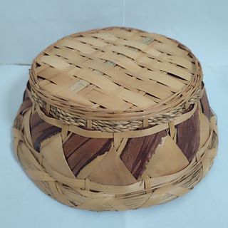 Canasta. Cesto de mimbre y corteza de árbol