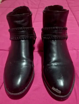 Botines negros con cadena plateada