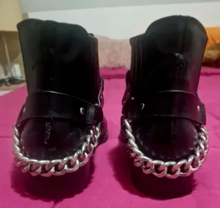 Botines negros con cadena plateada