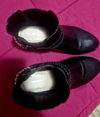 Botines negros con cadena plateada