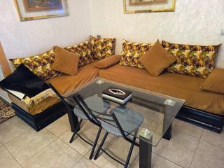 Sofá modular marrón y mesa de centro