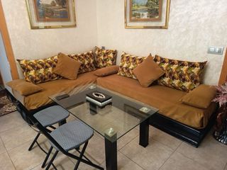 Sofá modular marrón y mesa de centro