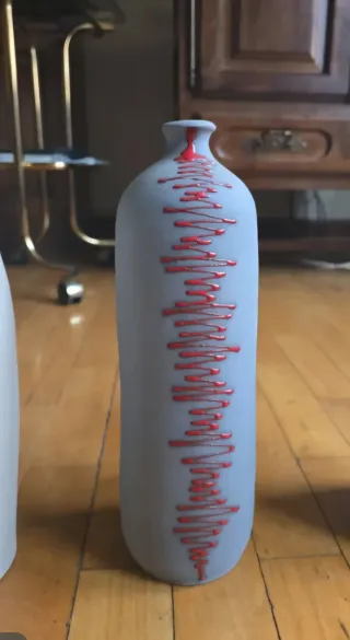 Jarrón gris con diseño rojo