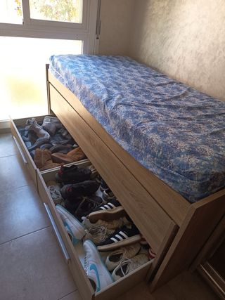 Cama con cajones para zapatos