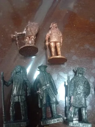 Figuras de metal de soldados y personajes.Son 8 .