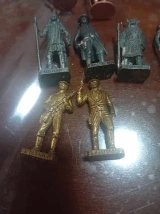 Figuras de metal de soldados y personajes.Son 8 .