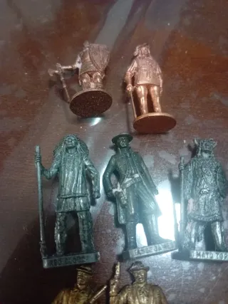 Figuras de metal de soldados y personajes.Son 8 .