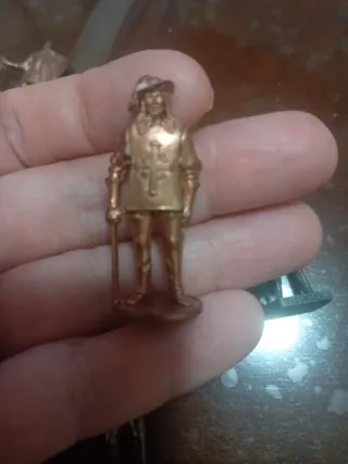 Figuras de metal de soldados y personajes.Son 8 .