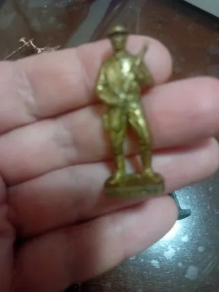 Figuras de metal de soldados y personajes.Son 8 .