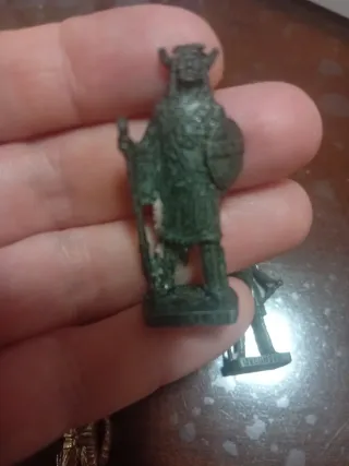 Figuras de metal de soldados y personajes.Son 8 .