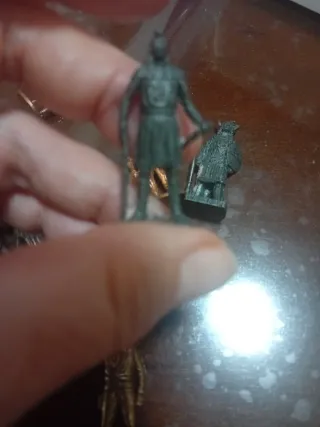 Figuras de metal de soldados y personajes.Son 8 .
