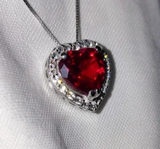 Colgante Diamantes y Rubí Corazón Oro 14k