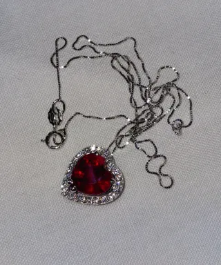 Colgante Diamantes y Rubí Corazón Oro 14k