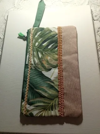 Carteras  de mano gris con detalles morados
