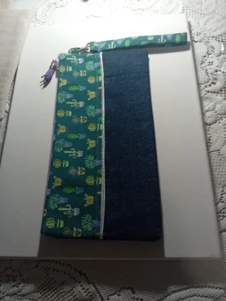 Carteras  de mano gris con detalles morados